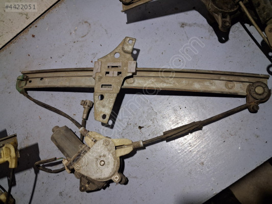 Toyota  Corona Sağ  Ön  Cam  Kirkosu