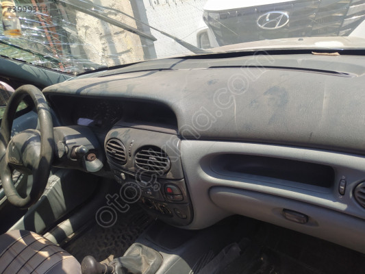ÇIKMA RENAULT MEGANE 1 GÖĞÜS
