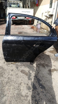 MERCEDES E SERİSİ W214 KASA SİYAH SOL ARKA KAPI ORJINAL