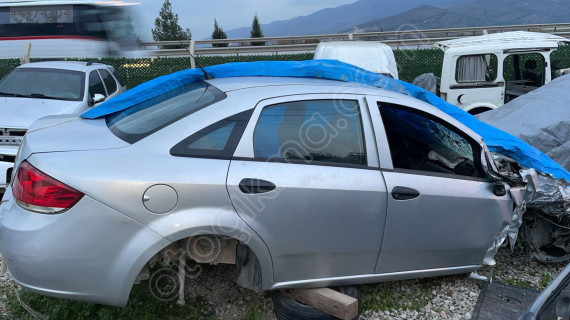 Fiat Linea sağ arka kelebek camı