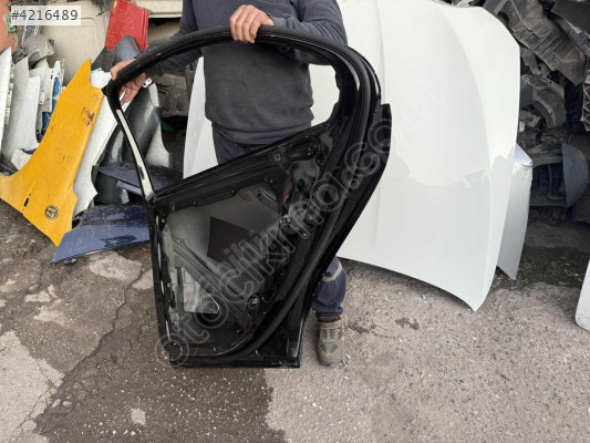 C200 Mercedes 2025 sağ arka kapı boyasız
