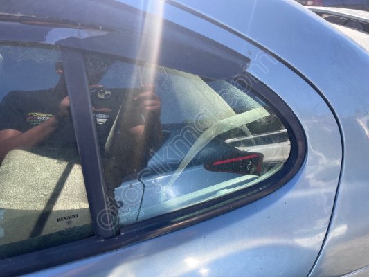 Renault Megane 1 sol arka kelebek camı