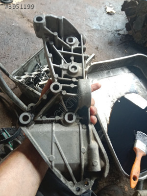 Renault 1.5 DCI alternatör sarz dinamosu bağlantı ayağı