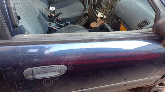 mitsubishi carisma sağ ön kapı sıyırıcı