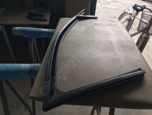 RENAULT MEGANE 2 SAĞ ÖN KAPI CAM  FİTİLLİ ORJ ÇIKMA