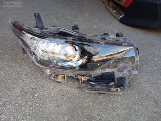 Toyota auris sağ far orj çıkma
