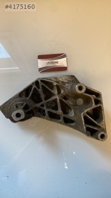 038199207J volkswagen bora golf 4 motor kulağı braketi