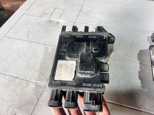 RENAULT FLUENCE AKÜ DAĞITIM ÜNÜTESİ KUTUP BAŞI KESME ORJ