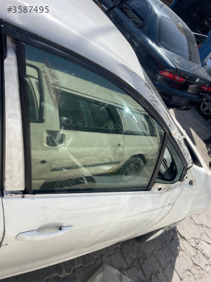 Peugeot 208 sağ ön kapı beyaz