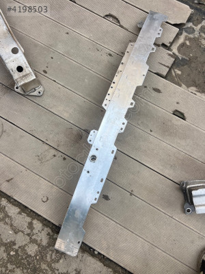 Mercedes W213 Kasa çıkma ön tampon demiri