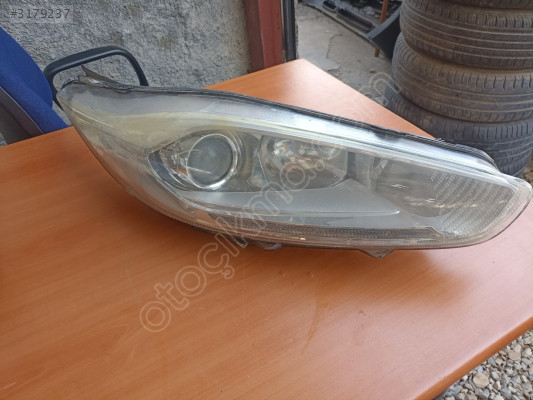 Ford Fiesta sağ ön far