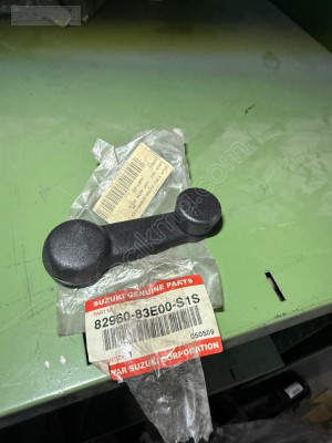 SUZUKI SWİFT ARKA CAM AÇMA KOLU 82960-83E00-S1S