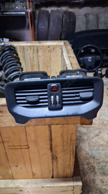 2014-18 VOLVO V40 ÜFLEYİVİ IZGARA DÖRTLÜ FLAŞÖR DÜĞMESİ ORJİNAL