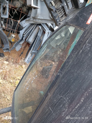 Mazda 626 sol arka kapı camı