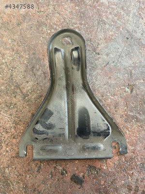 AUDİ A3 ÖN GÖĞÜS BRAKETİ 8P0858697