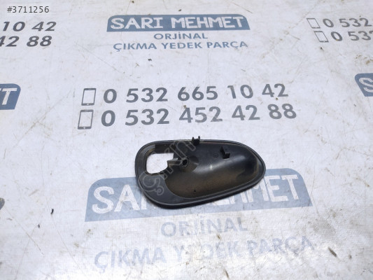 ÇIKMA MİTSUBİSHİ CARİSMA SOL ÖN İÇ KAPI KOLU ÇERÇEVESİ