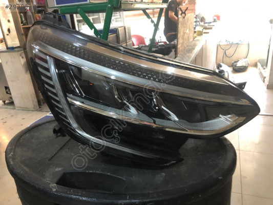 RENAULT MEGANE 5 MAKYAJLI SAĞ FAR 260106131R