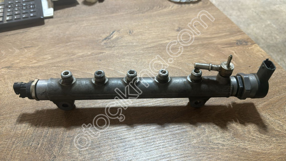 KİA CEED 1.6 CRDİ RAİL BORUSU SENSÖRLÜ 0445214111 ORJ ÇIKMA