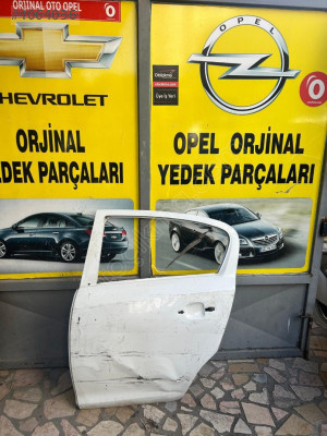 Opel Corsa d beyaz sol arka kapı