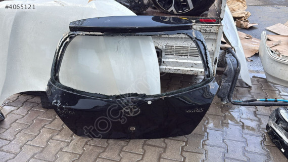 Toyota yaris bagaj kapağı