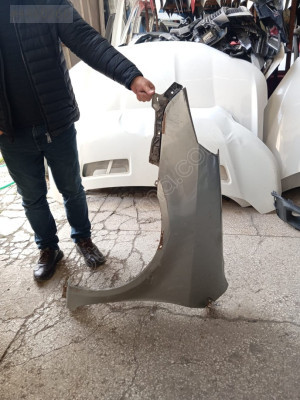 Geely familia sol ön çamurluk