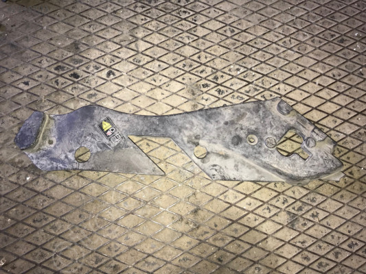 Mercedes C class W204 sağ far üst koruyucu braketi