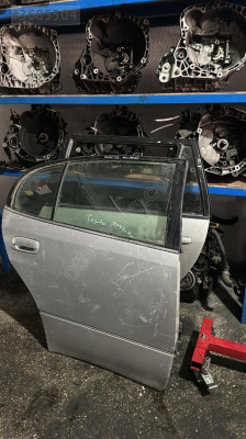 Toyota Avensis sağ arka kapı