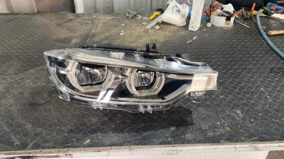 BMW ef 30 model 2018 sağ ön far etli ledli