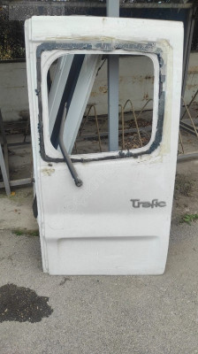 RENAULT TRAFİC 2 BAGAJ KAPAGI SAG TARAF