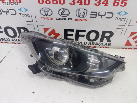 TOYOTA YARİS SAĞ FAR ÇIKMA ORİJİNAL PARÇA