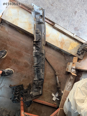 Renault Clio dört ön cam ızgarası