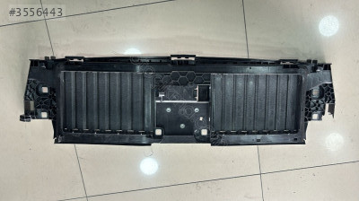 MERCEDES E SERİ W214 ÖN HAVALANDIRMA PERDESİ 2146221700
