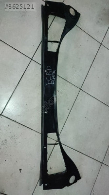 BM51-A02216-A Ford Focus Ön Cam Izgarası (Çıkma)