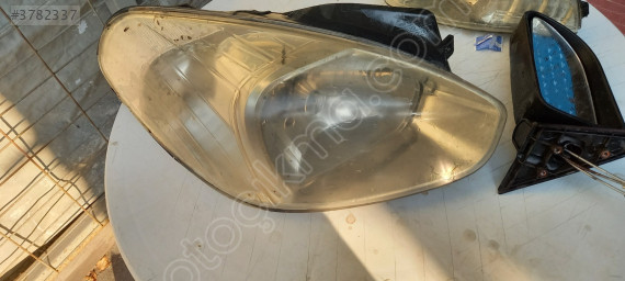 Hyundai Accent Era beyaz sinyalli sağ far