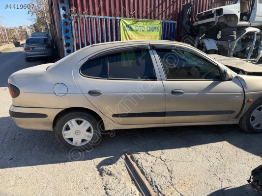 Renault Megane bir sağ arka kapı