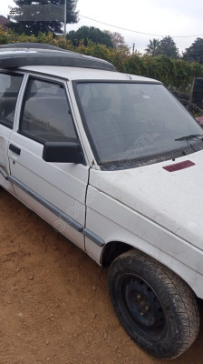 Renault Brodvay sağ ön kapi