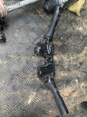 Navara Nissan için Sinyal Kolu Çıkma Parçası