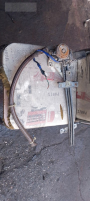 Mazda 323 sedan sağ ön cam krikosu