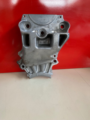 VOLVO XC40 T3 SAĞ MOTOR KULAĞI 32203010