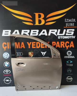 Dacia Sandero Stepway Sağ Ön Kapı - Temiz ve Kullanıma Hazır