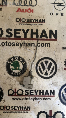 5K6810773A Volkswagen Golf 6 yakıt deposu açma motoru
