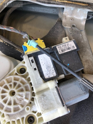 Citroen C4 Çıkma Sol Ön Kapı Cam Krikosu (965498100)