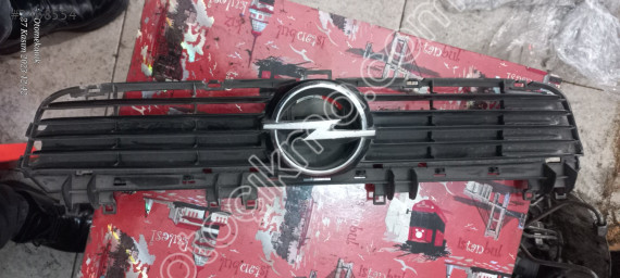 Opel Astra Ön panjur Izgarası95/96 Gm 90452419