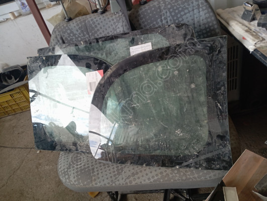 R.Kango 3 Sol arka kelebek camı