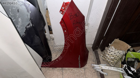 BYD ATTO 3 SOL ÖN ÇAMURLUK KIRMIZI