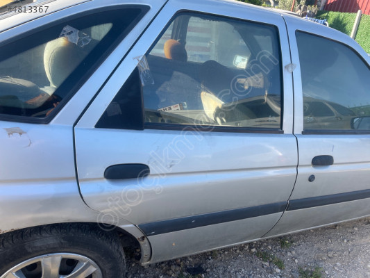 Ford escort hatchback sağ arka kapı