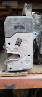 Renault trafic sağ ön kapı kilidi