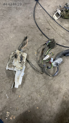 Renault clio  sağ ön kapı kilidi ve tesisatı