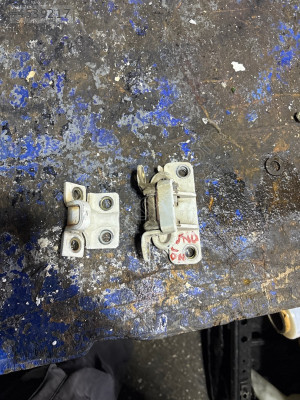 Fiat Uno sol ön kapı menteşesi