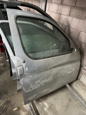 PEUGEOT PARTNER SAĞ ÖN KAPI DOLU